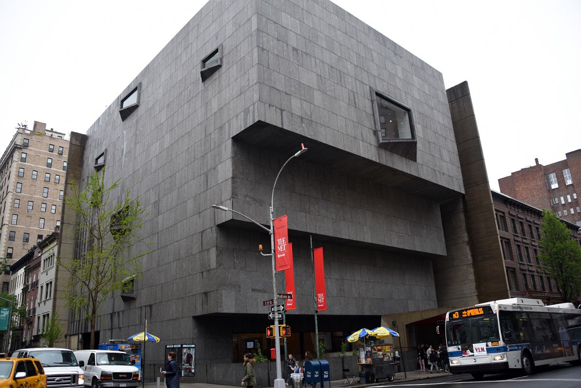 01 Outside New York Met Breuer